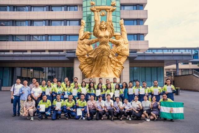Concluye capacitación de jóvenes profesionales bolivianos en China que operarán el complejo siderúrgico  - Empresa Siderúrgica del Mutún