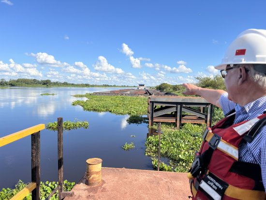Puerto Busch: 12 barcazas zarpan con más de 35 mil toneladas de mineral de hierro  - Empresa Siderúrgica del Mutún