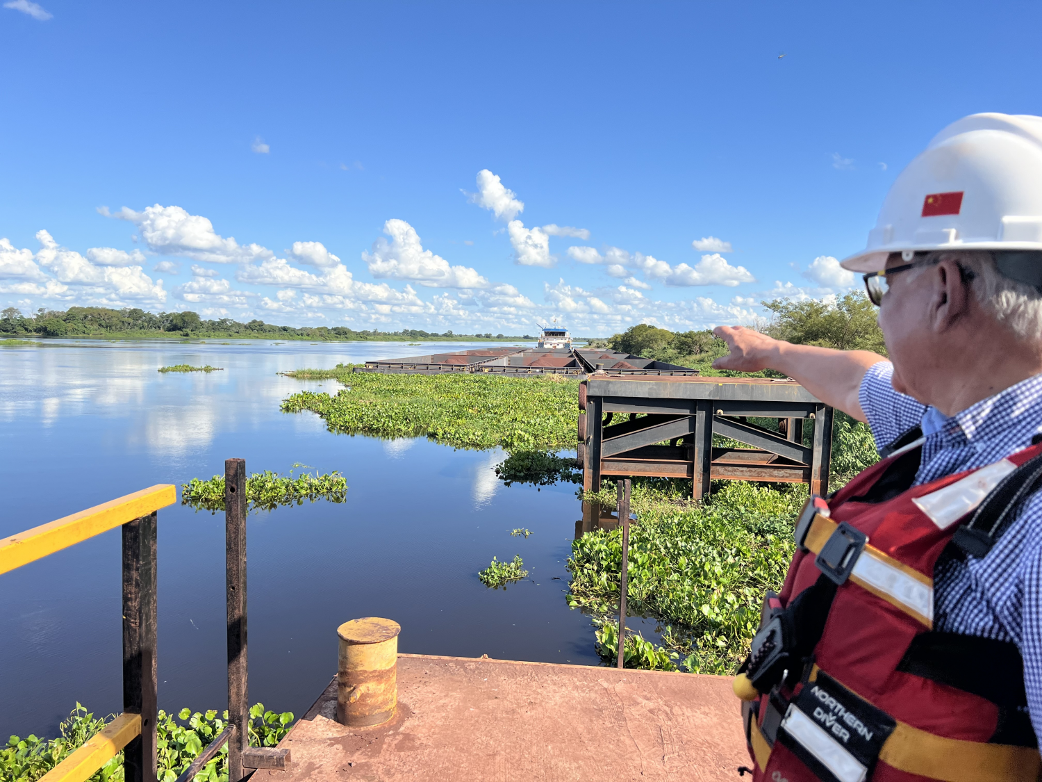 Puerto Busch: 12 barcazas zarpan con más de 35 mil toneladas de mineral de hierro  - Empresa Siderúrgica del Mutún