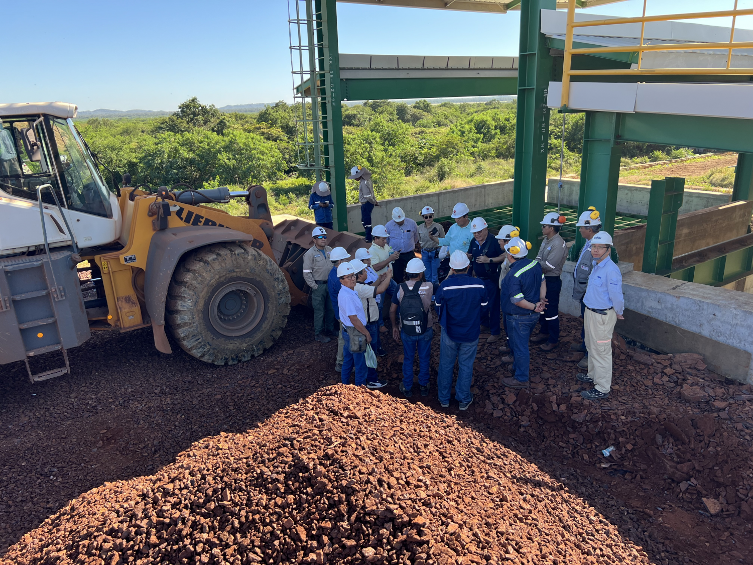 Visita técnica de autoridades y comités cívicos constata funcionamiento de Complejo Siderúrgico del Mutún   - Empresa Siderúrgica del Mutún