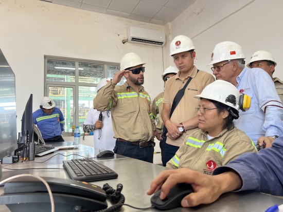 Candidato a vicepresidente por PDC comprueba producción en prueba de complejo siderúrgico  - Empresa Siderúrgica del Mutún