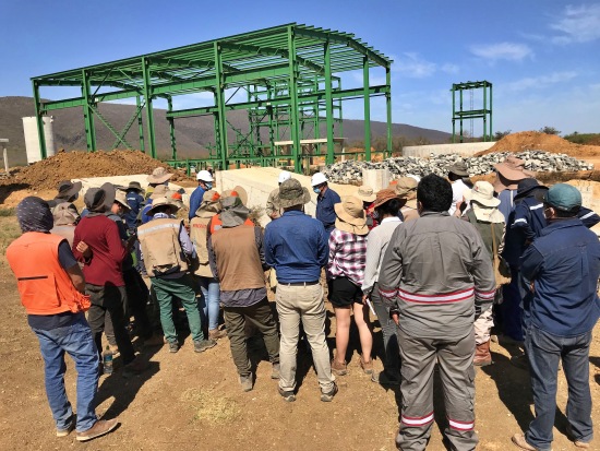Geólogos visitan planta siderúrgica y cerro del Mutún 