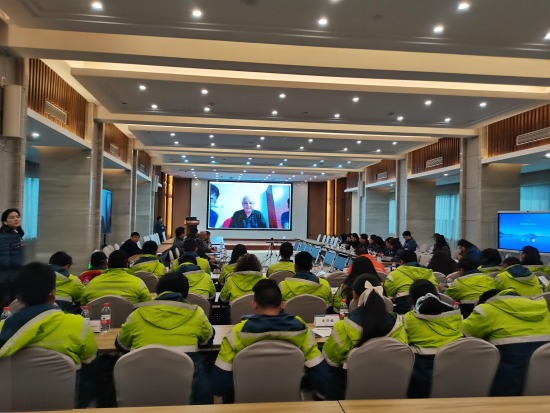 Jóvenes profesionales bolivianos se capacitan en el área siderúrgica en China