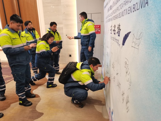Jóvenes profesionales bolivianos se capacitan en el área siderúrgica en China