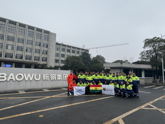 Jóvenes profesionales bolivianos se capacitan en el área siderúrgica en China
