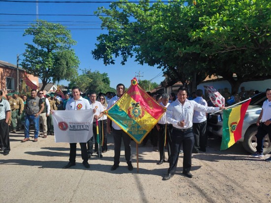 FELICIDADES BOLIVIA ????????  La Empresa Siderúrgica del Mutún estuvo presente en el Desfile Cívico de Puerto Suárez en homenaje a los 201 años de la Independencia de Bolivia.